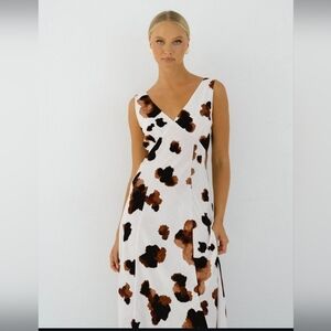 Elegant Sleeveless Brown and White Midi Dress